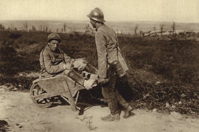 Pojmany francuski żołnierz przewożący swojego rannego towarzysza na taczce, I wojna światowa autorstwa Photographer German