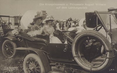 Księżniczka Cecilie i księżniczka August Wilhelm z Niemiec na lądowisku Zeppelina (zdjęcie czarno-białe) autorstwa Photographer German