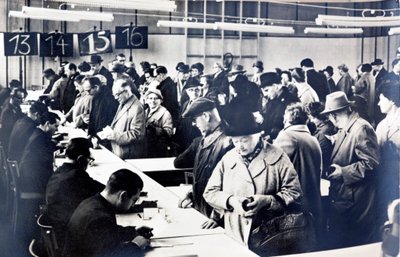 Obywatele NRD w kolejce po pozwolenie na odwiedzenie krewnych na Zachodzie (zdjęcie czarno-białe) autorstwa Photographer German