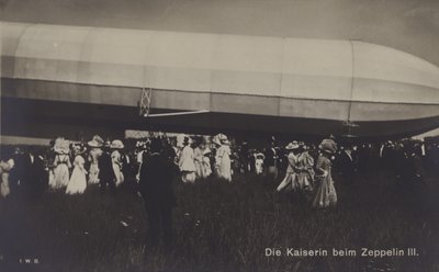 Cesarzowa Wiktoria Augusta z Niemiec z Zeppelin LZ III (zdjęcie czarno-białe) autorstwa Photographer German