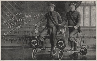 Felix Ruether i Bernhard Ricker, muzyczni jeźdźcy na hulajnogach (zdjęcie czarno-białe) autorstwa Photographer German