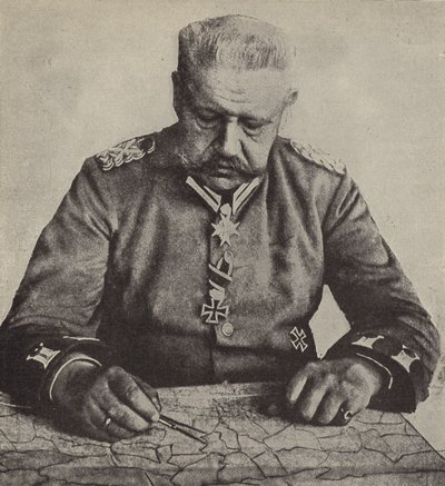 Feldmarszałek von Hindenburg studiujący mapę (zdjęcie czarno-białe) autorstwa Photographer German