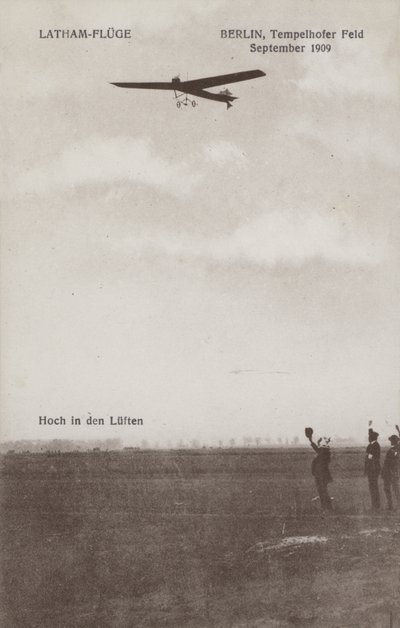 Francuski lotnik Hubert Latham przelatujący nad lotniskiem Tempelhof, Berlin, wrzesień 1909 (zdjęcie czarno-białe) autorstwa Photographer German