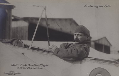 Francuski lotnik Louis Bleriot, pierwszy, który przeleciał przez kanał La Manche, swoim jednopłatowcem (zdjęcie czarno-białe) autorstwa Photographer German