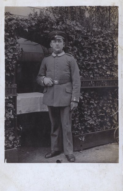 Żołnierz armii niemieckiej (zdjęcie czarno-białe) autorstwa Photographer German
