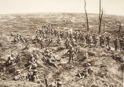 Niemiecka piechota przechodzi przez Chemin des Dames w ślad za wycofującym się nieprzyjacielem, 27 maja 1918 (zdjęcie czarno-białe) autorstwa Photographer German