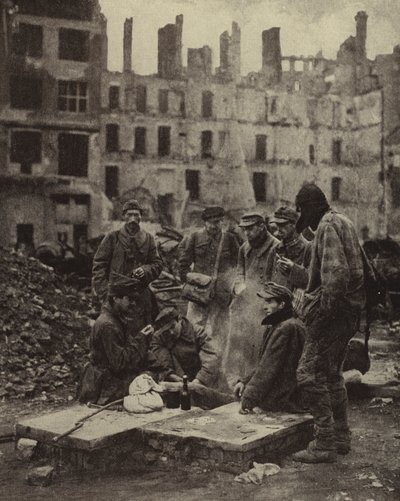 Niemieccy jeńcy wojenni uwolnieni z niewoli w Związku Radzieckim wśród ruin Berlina autorstwa Photographer German
