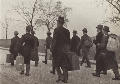 Niemieccy kolejarze wygnani z Zagłębia Ruhry za udział w kampanii obywatelskiego nieposłuszeństwa podczas okupacji francuskiej, sierpień 1923 (zdjęcie czarno-białe) autorstwa Photographer German