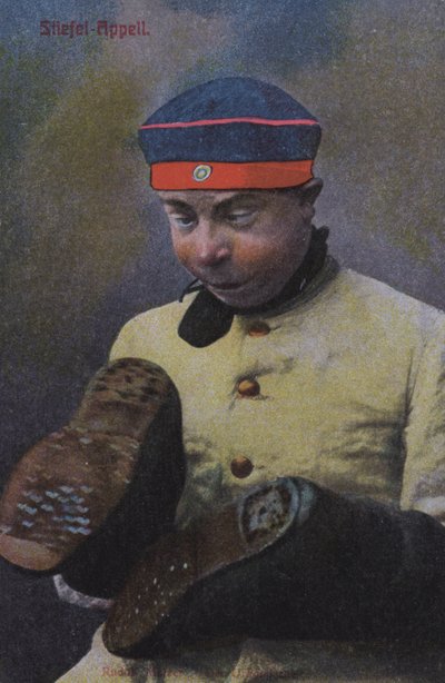 Niemiecki żołnierz patrzący na podeszwy swoich butów (kolorowe zdjęcie) autorstwa Photographer German
