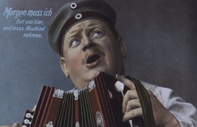 Niemiecki żołnierz grający na akordeonie (kolorowe zdjęcie) autorstwa Photographer German