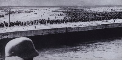 Niemiecki żołnierz mierzący jeńców alianckich na plaży w Dunkierce, Francja, II wojna światowa, czerwiec 1940 (zdjęcie czarno-białe) autorstwa Photographer German
