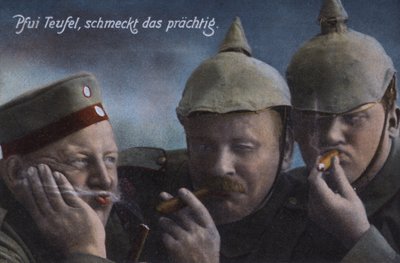 Niemieccy żołnierze zajadający się cygarami (kolorowe zdjęcie) autorstwa Photographer German
