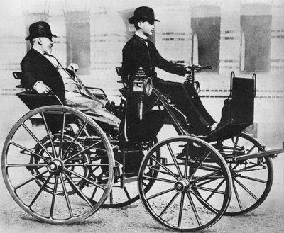 Gottlieb Daimler z synem jeździ pierwszym samochodem autorstwa Photographer German