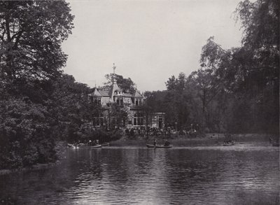 Duży ogród, jezioro Karola i restauracja (zdjęcie czarno-białe) autorstwa Photographer German