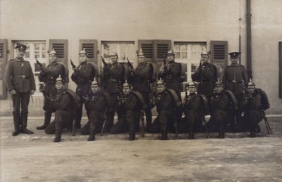 Grupa żołnierzy piechoty armii niemieckiej (zdjęcie czarno-białe) autorstwa Photographer German