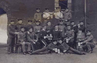 Grupa żołnierzy armii niemieckiej (zdjęcie czarno-białe) autorstwa Photographer German