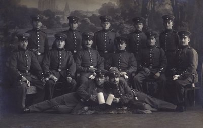 Grupa żołnierzy armii niemieckiej (zdjęcie czarno-białe) autorstwa Photographer German