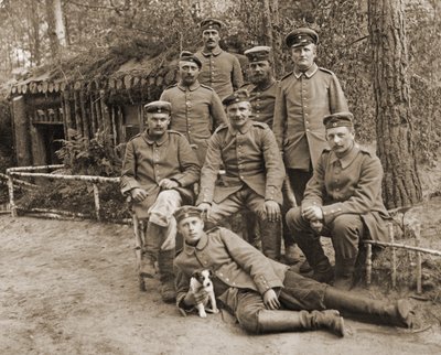 Grupa niemieckich żołnierzy z psem autorstwa Photographer German