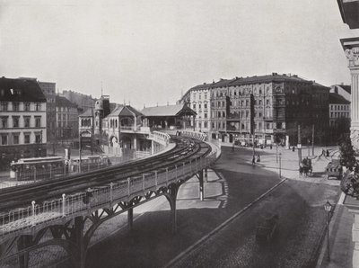 Podwyższona stacja kolejowa Schlesisches Tor (zdjęcie czarno-białe) autorstwa Photographer German
