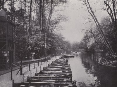 W Tiergarten, stacja łodzi przy Neuen See (zdjęcie czarno-białe) autorstwa Photographer German