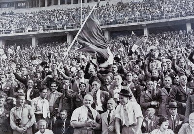 Włoscy kibice kibicujący swoim sportowcom na stadionie na Igrzyskach Olimpijskich, Berlin, Niemcy autorstwa Photographer German