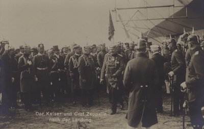 Kaiser Wilhelm II i niemiecki konstruktor sterowców Graf Ferdinand von Zeppelin po lądowaniu jednego ze sterowców Zeppelina (zdjęcie czarno-białe) autorstwa Photographer German