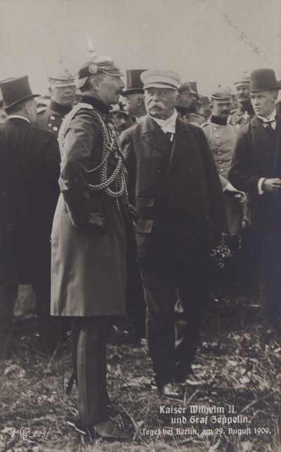Kaiser Wilhelm II i niemiecki konstruktor sterowców Graf Ferdinand von Zeppelin na lotnisku Tegel w Berlinie, 29 sierpnia 1909 (zdjęcie czarno-białe) autorstwa Photographer German