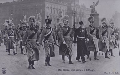 Kaiser Wilhelm II Niemiec i jego sześciu synów w mundurach wojskowych (zdjęcie czarno-białe) autorstwa Photographer German