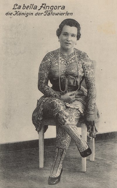 La Bella Angora, Królowa Wytatuowanych (zdjęcie czarno-białe) autorstwa Photographer German