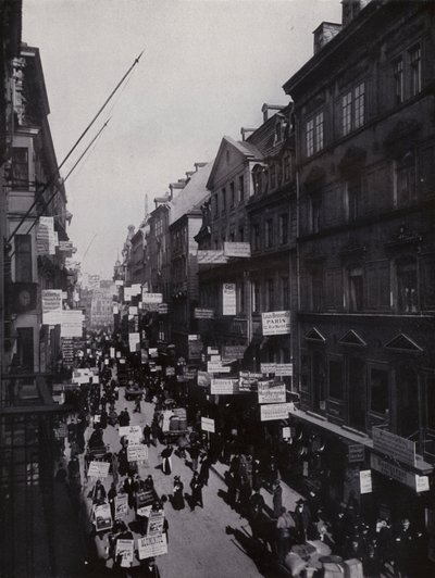 Lipsk: Petersstrasse podczas targów (zdjęcie czarno-białe) autorstwa Photographer German