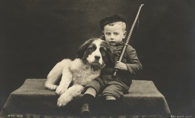 Mały chłopiec z psem (zdjęcie czarno-białe) autorstwa Photographer German