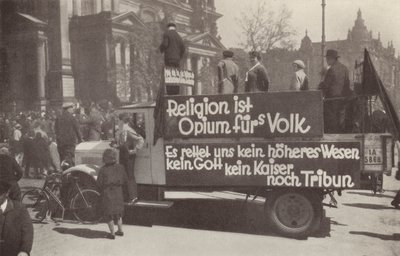Ciężarówka wymalowana komunistycznymi hasłami na ulicach Berlina, Niemcy autorstwa Photographer German