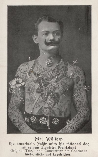 Pan William, amerykański fakir ze swoim wytatuowanym psem (zdjęcie czarno-białe) autorstwa Photographer German