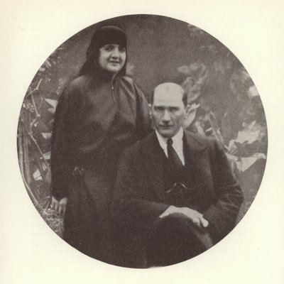 Mustafa Kemal Ataturk, prezydent Turcji, i jego żona Latife Usakligil (czarno-białe zdjęcie) autorstwa Photographer German