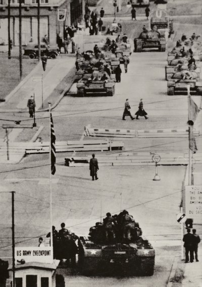 Październik 1961, Berlin Friedrichstrasse (zdjęcie czarno-białe) autorstwa Photographer German