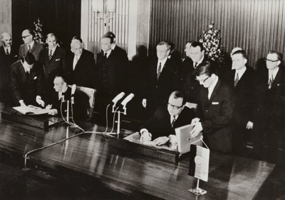 26 maja 1972 r. w stolicy NRD, Berlinie, podpisano Traktat o ruchu drogowym, pierwszy traktat państwowy między NRD a Republiką Federalną Niemiec (zdjęcie czarno-białe) autorstwa Photographer German
