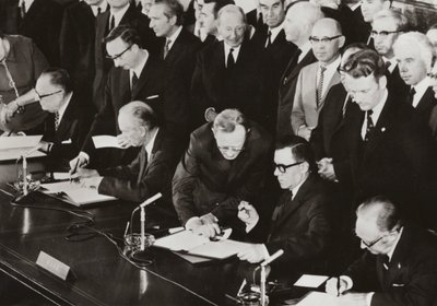3 czerwca 1972 r. ministrowie spraw zagranicznych Czterech Mocarstw podpisali protokół końcowy do Porozumienia Czterostronnego w sprawie Berlina Zachodniego w budynku używanym wcześniej przez Sojuszniczą Radę Kontroli w amerykańskim sektorze Berlina Zachod autorstwa Photographer German