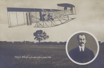 Orville Wright leci swoim samolotem w Berlinie, sierpień autorstwa Photographer German