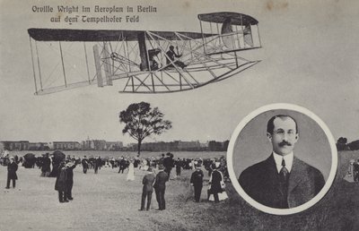 Orville Wright lecący swoim samolotem nad lotniskiem Temelhof w Berlinie (zdjęcie czarno-białe) autorstwa Photographer German