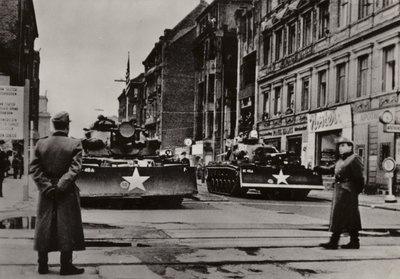 Szczególnie poważne prowokacje rozpoczęły się między 24 a 28 października 1961 r., kiedy ciężko uzbrojeni żołnierze amerykańscy, wspierani przez czołgi, wielokrotnie naruszali granicę państwową NRD (zdjęcie czarno-białe) autorstwa Photographer German