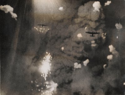 Zdjęcie zrobione, gdy Royal Air Force Lancastery zaatakowały Drezno (zdjęcie czarno-białe) autorstwa Photographer German