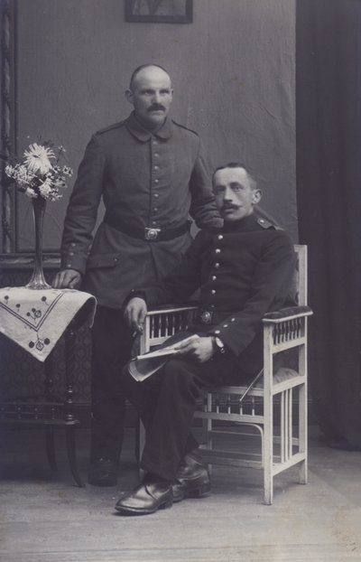 Portret dwóch żołnierzy niemieckich (zdjęcie czarno-białe) autorstwa Photographer German
