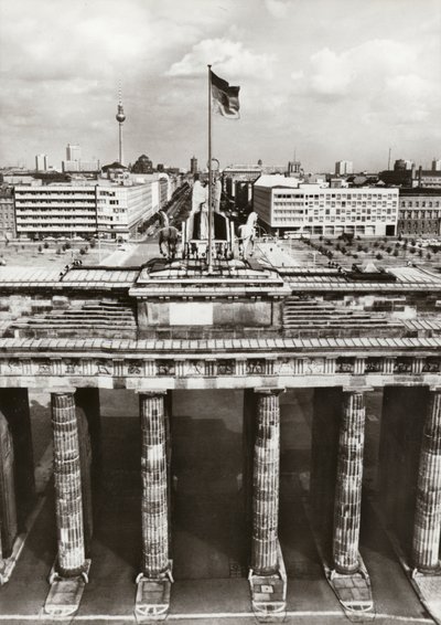 Chroniona przez bezpieczne granice, trwa budowa stolicy NRD (zdjęcie czarno-białe) autorstwa Photographer German