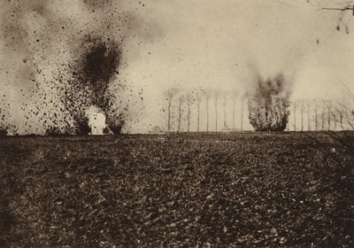 Pociski eksplodujące przed lasem St Vaast, niedaleko Arras, Francja, I wojna światowa autorstwa Photographer German