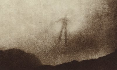 Widmo Brocken w górach Harz w Niemczech, sfotografowane po raz pierwszy (zdjęcie czarno-białe) autorstwa Photographer German
