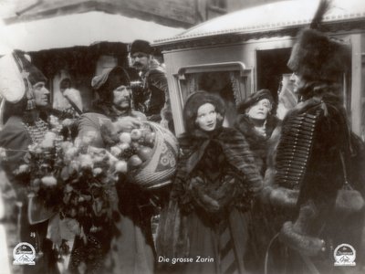 Kadr z filmu "Szkarłatna cesarzowa" z Marleną Dietrich autorstwa Photographer German