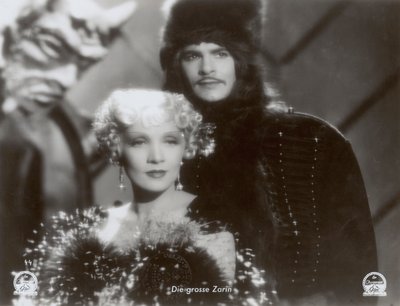 Kadr z filmu "Szkarłatna cesarzowa" z Marleną Dietrich i Johnem Lodge