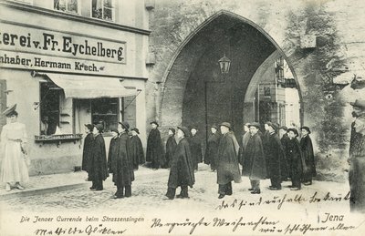 Chór studencki śpiewający na ulicach Jeny, Niemcy (zdjęcie czarno-białe) autorstwa Photographer German