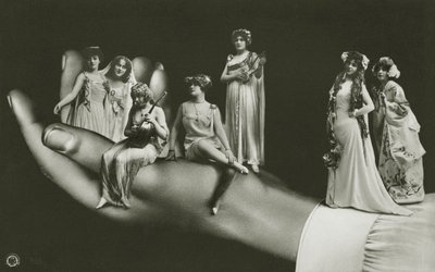 Surrealistyczna ręka trzymająca różne kobiety (zdjęcie czarno-białe) autorstwa Photographer German