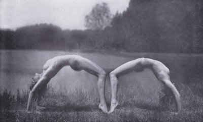 Piękne ciało, kultura fizyczna dla kobiet (zdjęcie czarno-białe) autorstwa Photographer German